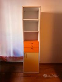 Mobile bianco, giallo e arancione con cassetti