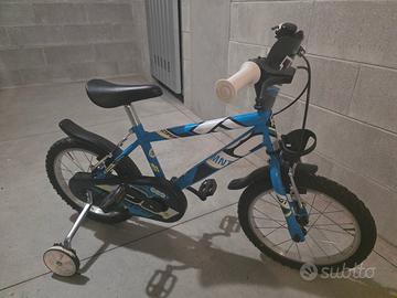Bicicletta per bambino 16" blu con rotelle