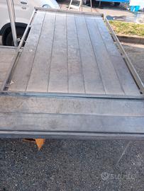 i plance da mercato alimentari e ombrelloni 