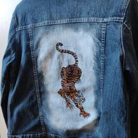 Giacca di jeans dipinta a mano