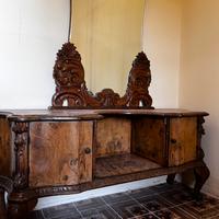 Specchiera con mobile in legno antico intalgiato