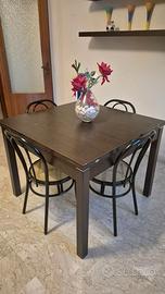 Parete attrezzata e tavolo con sedie salotto