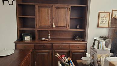 Credenza, coppia di sedie in vimini e cassapanca