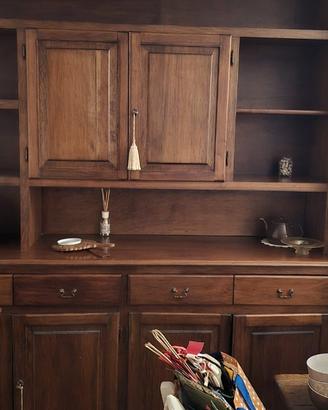 Credenza, coppia di sedie in vimini e cassapanca