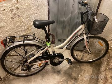 Bici bianchi yard da ragazza 24