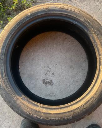 Gomme 215/45 r 17