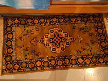 Stupendo scendiletto realizzato in tessuto