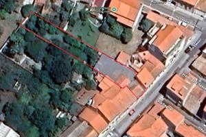 Locale commerciale, e area edificabile