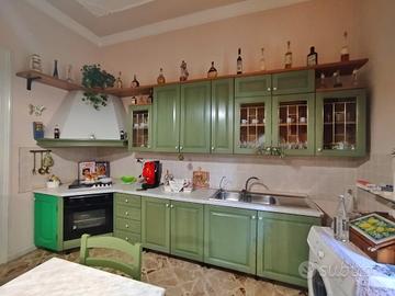 Cucina componibile con tavolo e 6 sedie