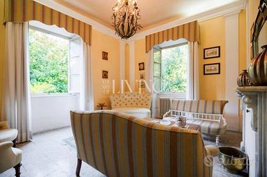 Villa di 480 m² con più di 5 locali e box auto a L