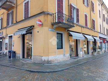 NEGOZIO A LANGHIRANO