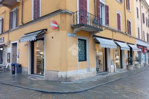NEGOZIO A LANGHIRANO