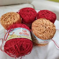5 gomitoli di viscosa rosso e giallo oro