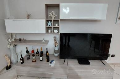 Parete attrezzata e divano 