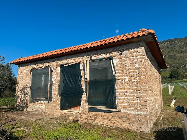 Casa rimessa attrezzi terreno tendone pozzo