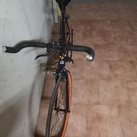 Bicicletta a scatto fisso con freni