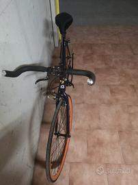 Bicicletta a scatto fisso con freni
