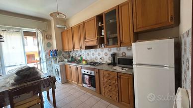 Cucina lineare in legno completa di tavolo e sedie