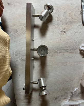 Luce a muro con faretti