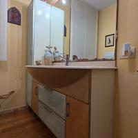 Mobile bagno marca "BMT" con ripiano in marmo.