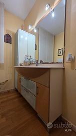 Mobile bagno marca "BMT" con ripiano in marmo.