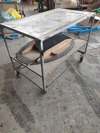 banco in metallo con ruote 