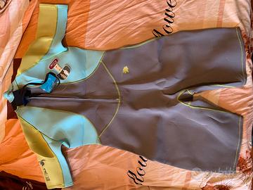 Muta subacquea donna