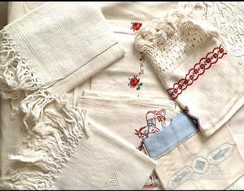 Sei asciugamani antichi ricamati