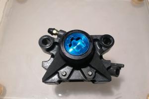 Yamaha R1 pinza posteriore anno 98/2000 e compa