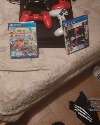 playstation 4 con 4 joystik e 2 giochi