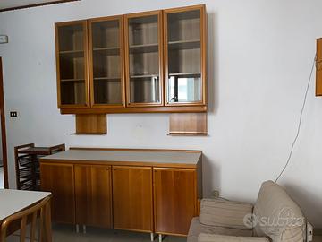 Mobile in legno con pensili in legno ante in vetro