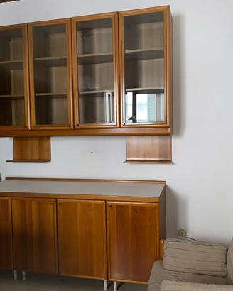 Mobile in legno con pensili in legno ante in vetro