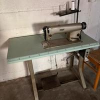 Macchina da cucire industriale PFAFF con banco