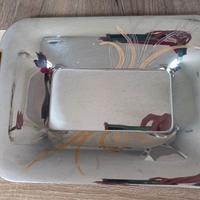 vassoio in argento con manici e decori in oro. 