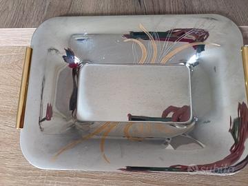 vassoio in argento con manici e decori in oro. 