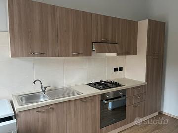 Cucina completa con lavastoviglie