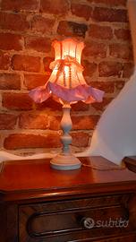 Leziosa lampada da comodino shabby 