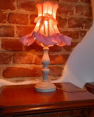 Leziosa lampada da comodino shabby 