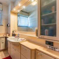 Bagno larghezza 171 cm con specchiera e pensile