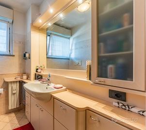 Bagno larghezza 171 cm con specchiera e pensile