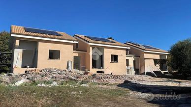 VILLA A SCHIERA A LARIANO