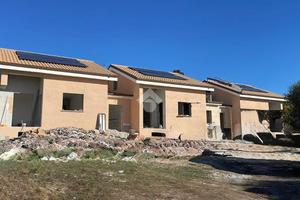 VILLA A SCHIERA A LARIANO