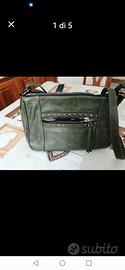 Borsa verde a tracolla. Con due tasche esterne