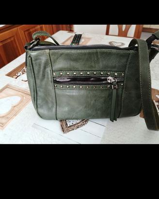 Borsa verde a tracolla. Con due tasche esterne