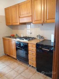 Cucina completa: piano cottura, forno, frigo gelo
