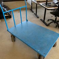 Carrello magazzino con ruote pneumatiche