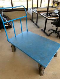Carrello magazzino con ruote pneumatiche
