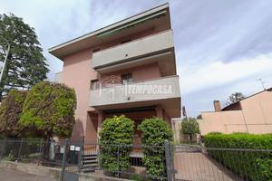 TRE LOCALI SEMI-INDIPENDENTE CON BOX !!!