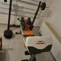 panca multiuso con bilancere e manubri