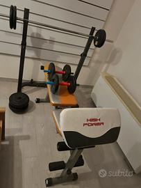 panca multiuso con bilancere e manubri